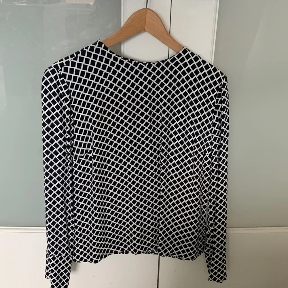 Zara blouse, patterned, long sleeve, zippered detail in the back. - Picture 1 of 5
